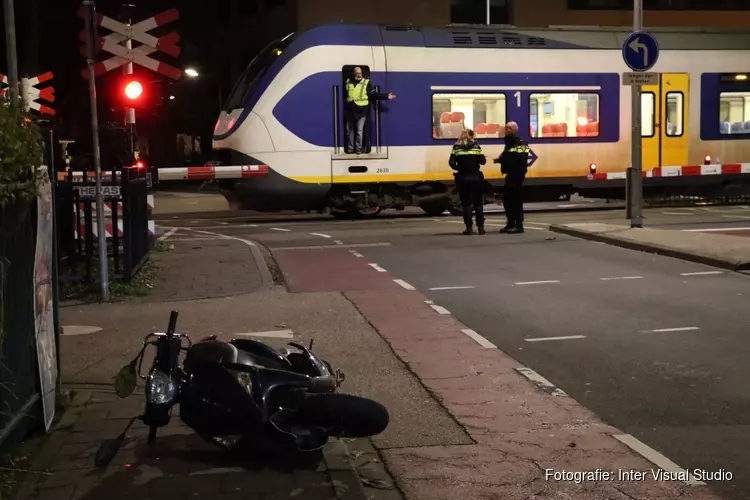 Scooterrijder ongedeerd na botsing met trein