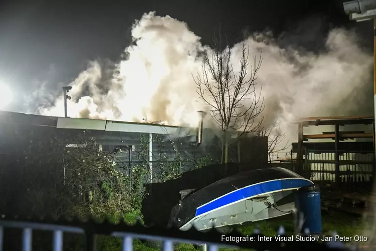 Brand bij houthandel in Kortenhoef