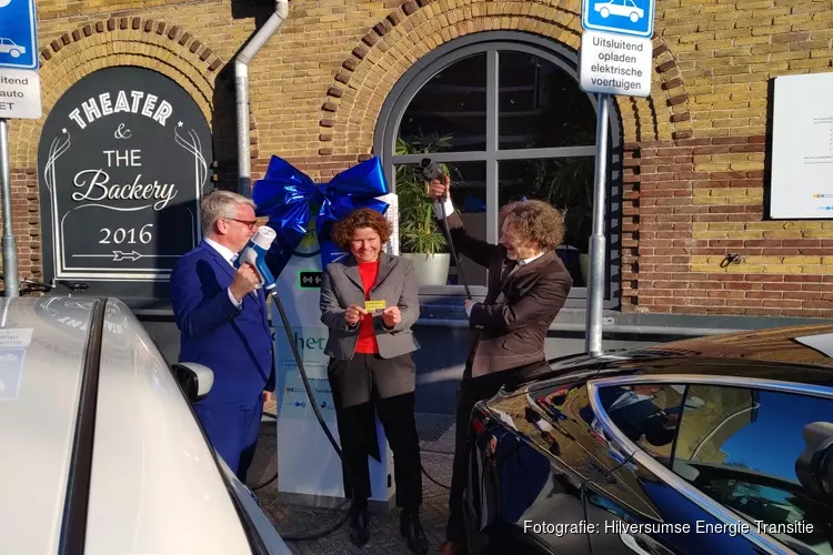 Opening unieke zonnelaadpaal door wethouders en gedeputeerde