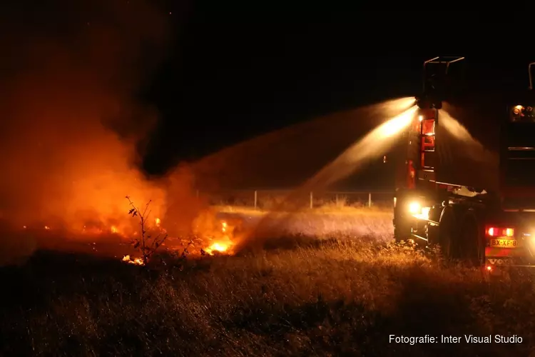 Brand aan de rand van Bussumerheide, mogelijk door vuurwerk