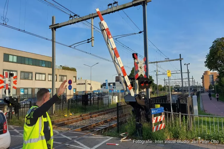 Slagboom spoorwegovergang kapot gereden in Hilversum