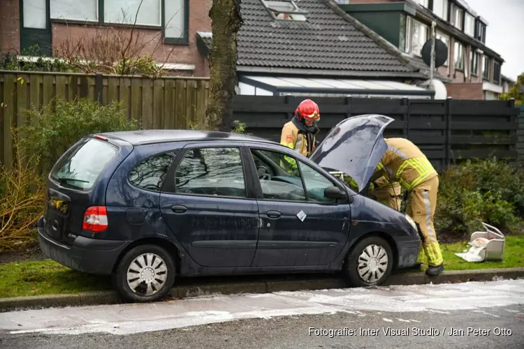 Auto op zijn zijkant bij ongeluk Hilversum