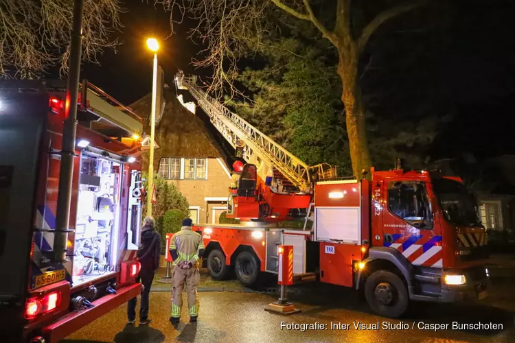 Brand in schoorsteen van rietenkapwoning in Bussum