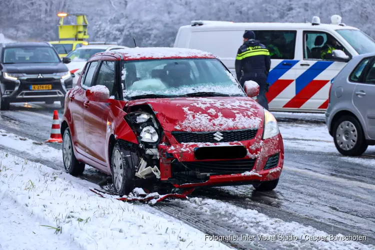 Botsing op afrit Naarden door gladheid