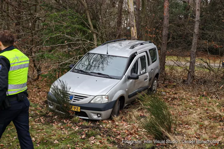 Auto raakt van de weg op A1