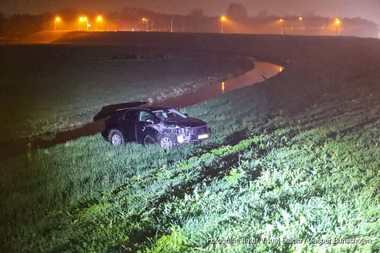 Autodief crasht tijdens politieachtervolging en vlucht te voet verder