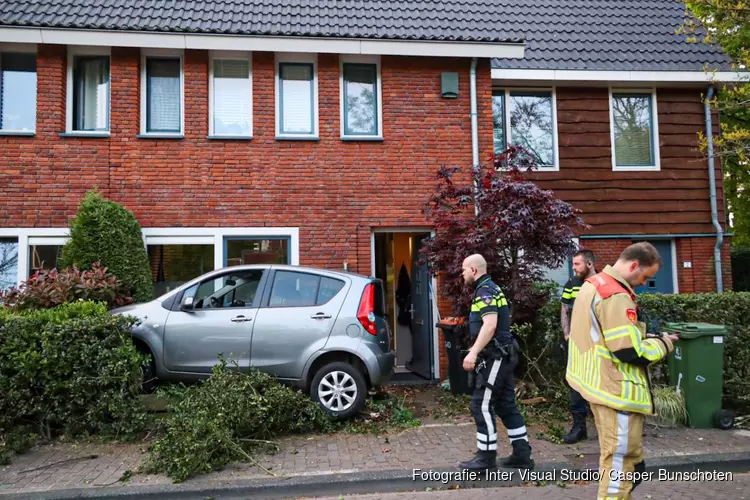 Auto crasht in tuin in Laren