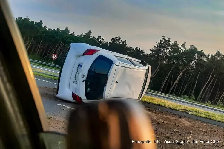 Auto raakt van de weg bij Hilversum en eindigt op zijkant