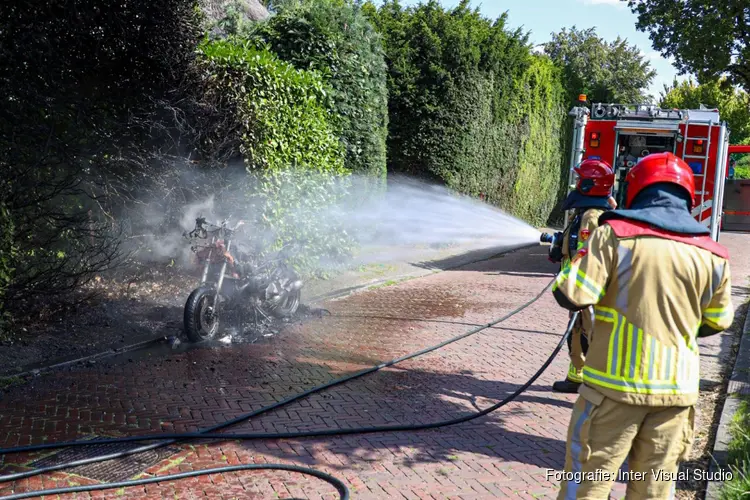 Motor vliegt spontaan in brand in Laren