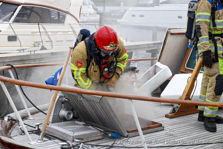 Brand in jachthaven in Naarden