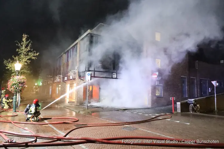 Brand verwoest kledingwinkel in Huizen