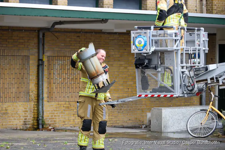 Schoorsteen afgebroken door storm in Bussum