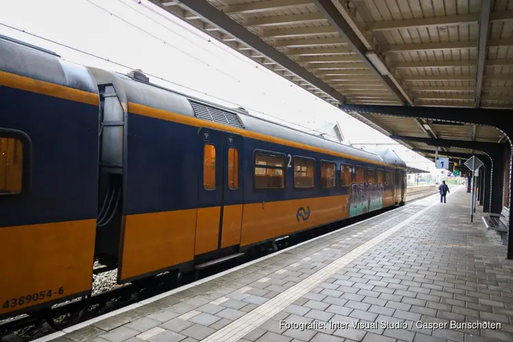 Gestrande trein bij Naarden-Bussum zorgt voor problemen op het spoor. Tot de avond geen treinen tussen Hilversum en Almere