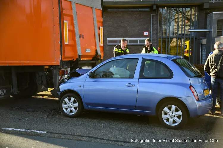 Auto rijdt tegen stilstaande trailer in Hilversum