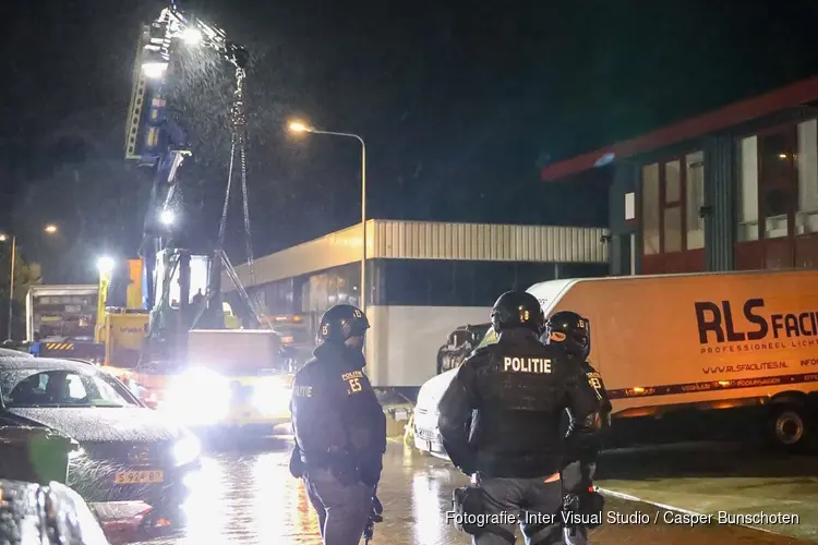 Grootscheepse politie-inval bij bedrijf in Naarden