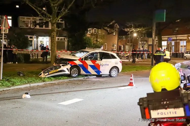 Politieauto met spoed rijdt tegen boom in Hilversum
