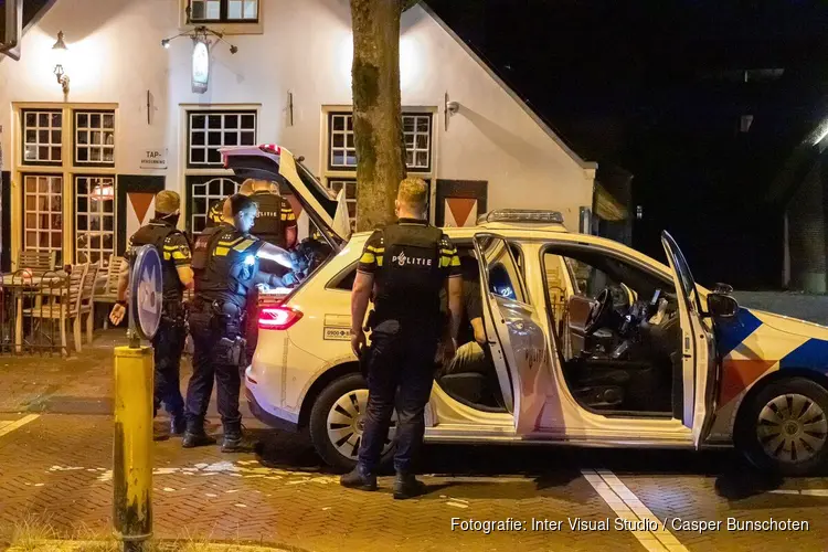 Politie houdt man met vuurwapen in café Laren aan