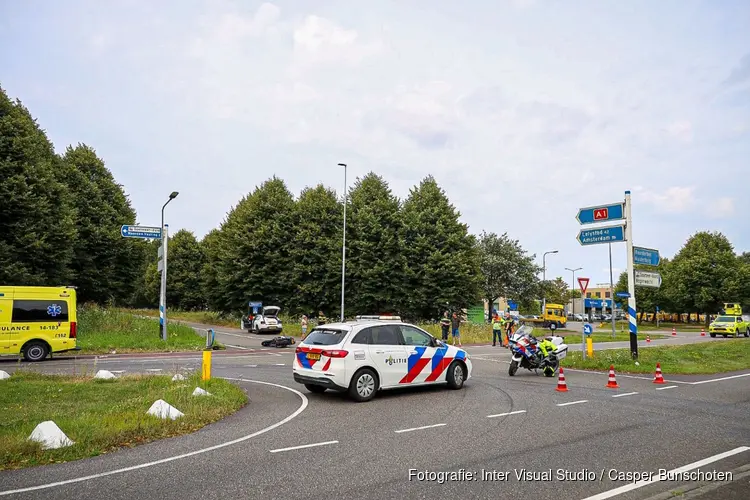 Ongeluk op oprit A1 bij Naarden: motorrijder naar ziekenhuis