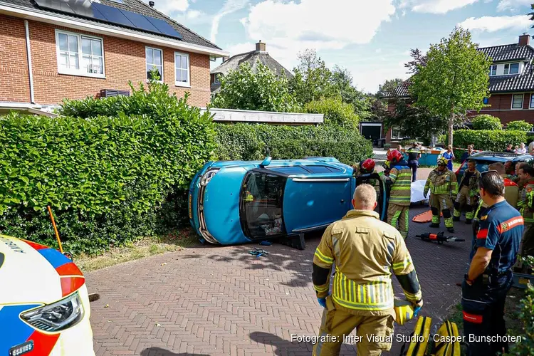 Ongeluk op Hanrathsingel in Laren: auto op z'n kant