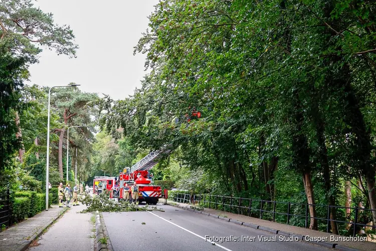 Brandweer in actie na stormschade in Naarden