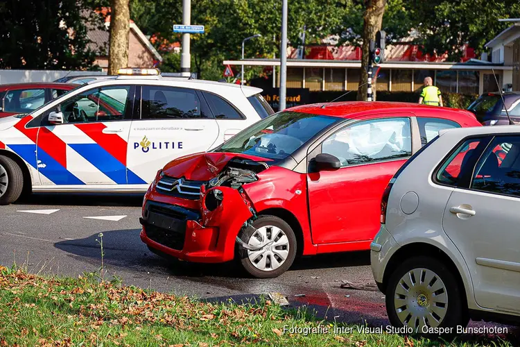 Twee auto's in botsing op Larenseweg in Hilversum