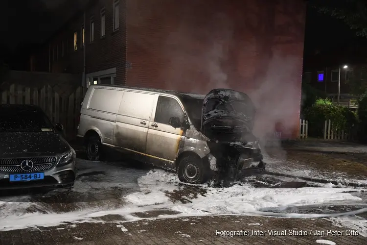 Bestelbus in brand aan 't Harde in Hilversum