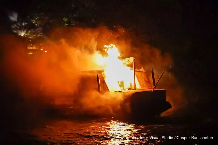 Brand op woonboot in Naarden