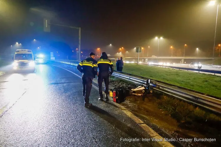 Motorrijder onderuit op oprit A1 bij Bussum