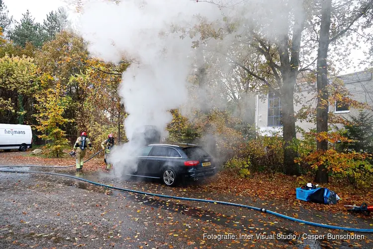 Auto in brand tijdens het rijden in Laren