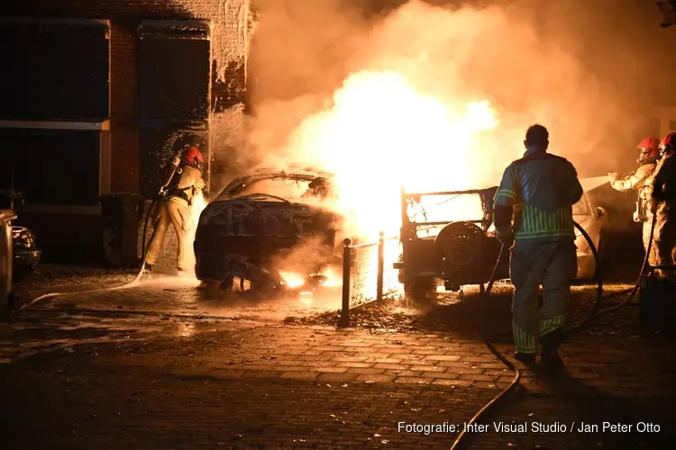 Brand op oprit in Hilversum: twee auto's en aanhanger total loss