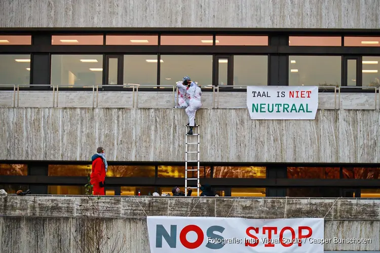 Demonstratie op terrein van NOS in Hilversum