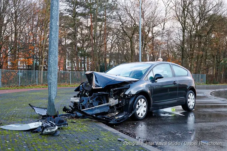 Auto tegen lantaarnpaal gebotst in Hilversum