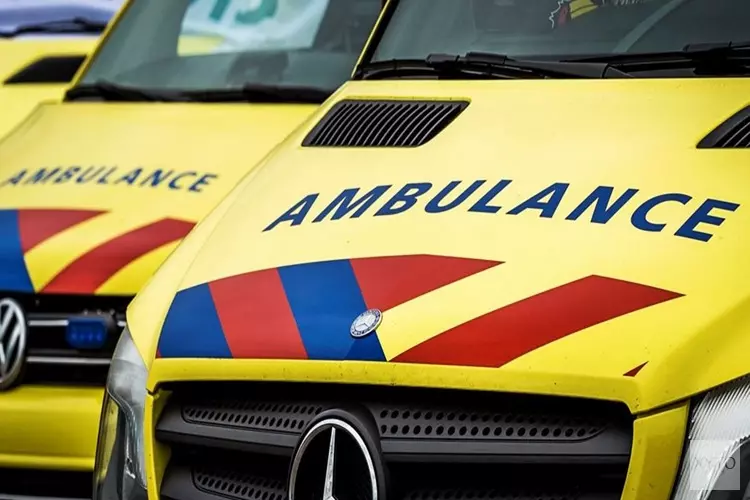 Drie gewonden bij flinke botsing op kruising Hilversum, weg afgezet