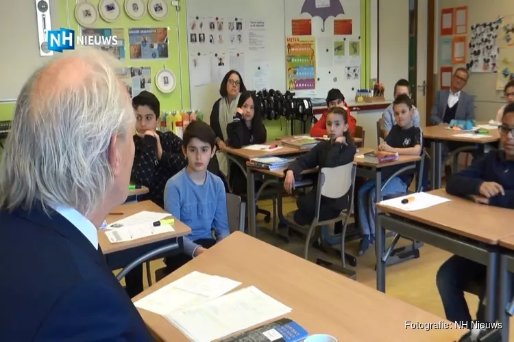 Burgemeester vertelt kinderen over verzetshelden: "Vrijheid is niet vanzelfsprekend"