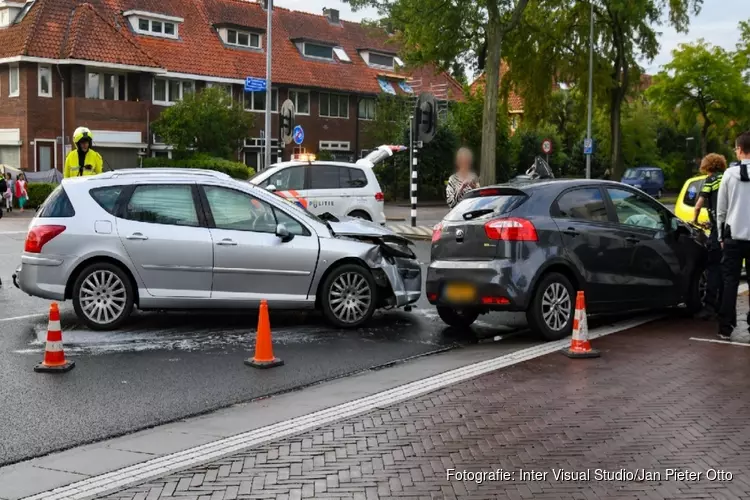 Grote schade na ongeluk met twee auto&#39;s in Hilversum