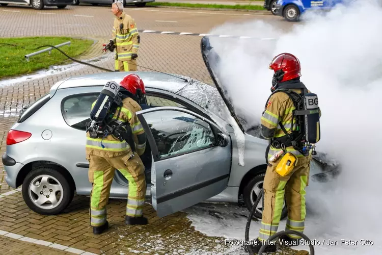 Auto vliegt in brand