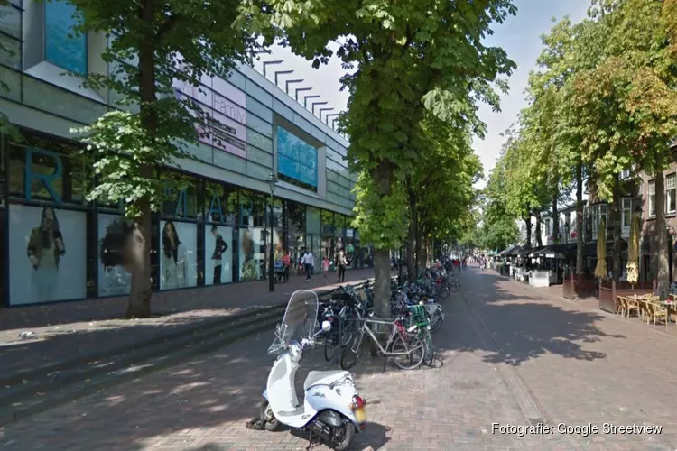 Cafébezoeker Hilversum bekogeld met glas: gewond aan gezicht