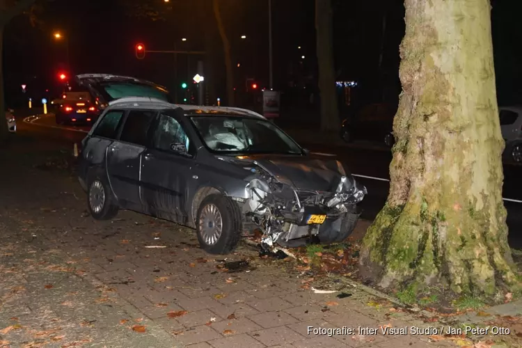 Auto tegen boom in Hilversum