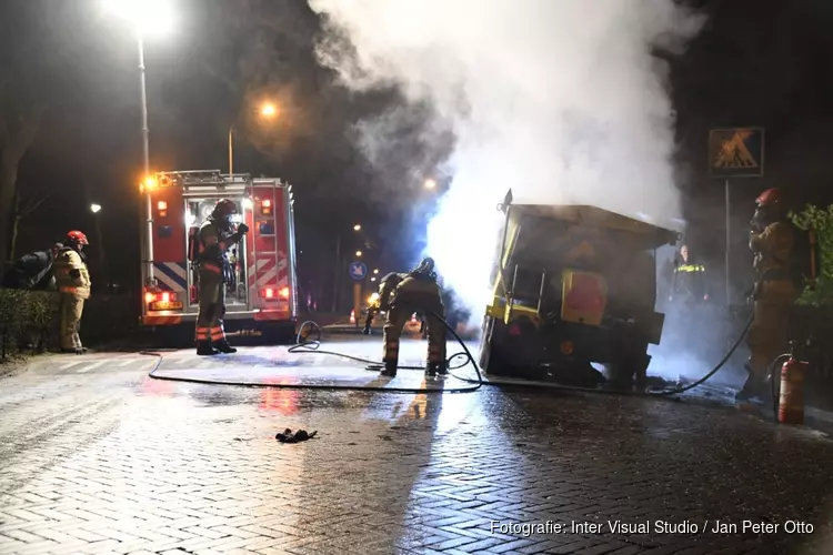 Strooiwagen in brand