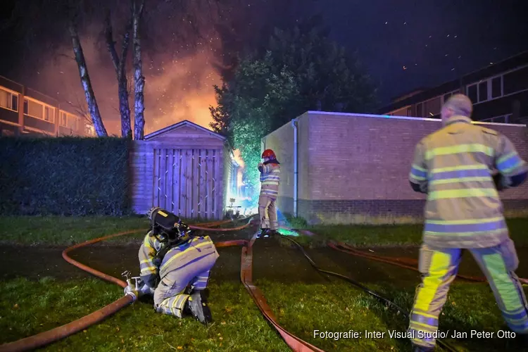 Fikse schuurbrand tussen woningen in Hilversum