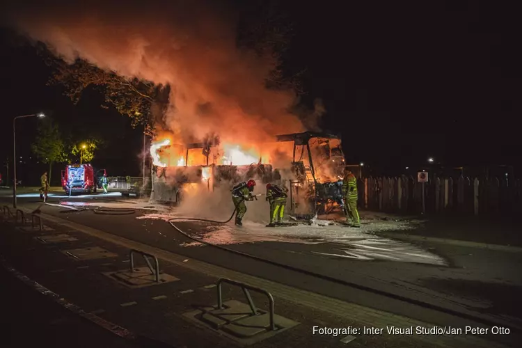 Vuurzee legt touringcar in de as