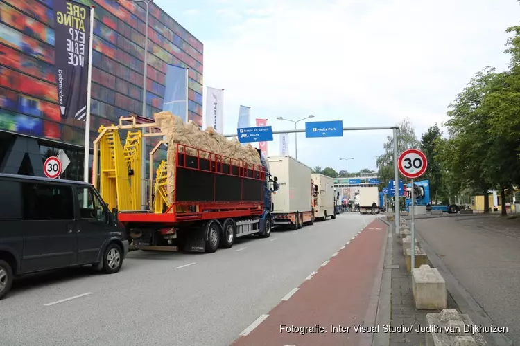 Kermis exploitanten demonstreren op mediapark Hilversum