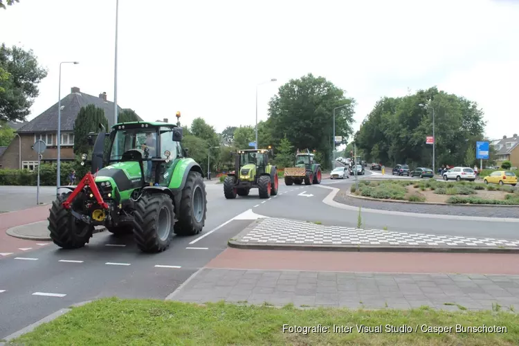 Tractoren rijden door Hilversum na protest