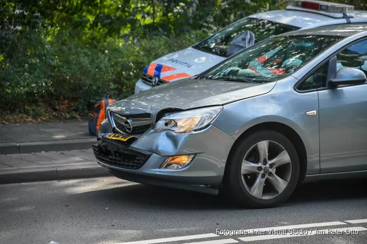 Auto&#39;s knallen op elkaar in Hilversum, verkeer loopt vast