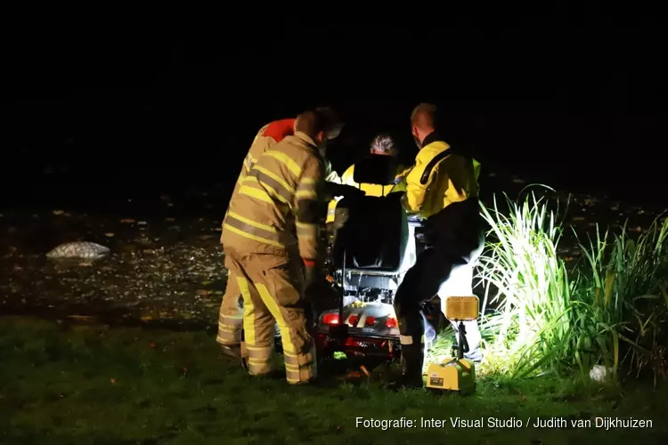 Brandweer haalt scootmobiel uit water in Hilversum