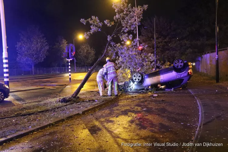 Auto op de kop na ongeval in Hilversum