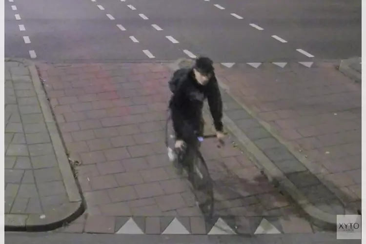 Gezocht: Man gooit hamer naar politie