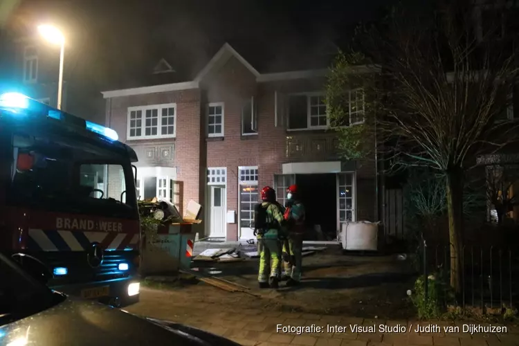 Brandweer blust brand in woning Bussum