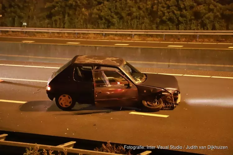 Auto total-loss na botsing op A1 bij Laren