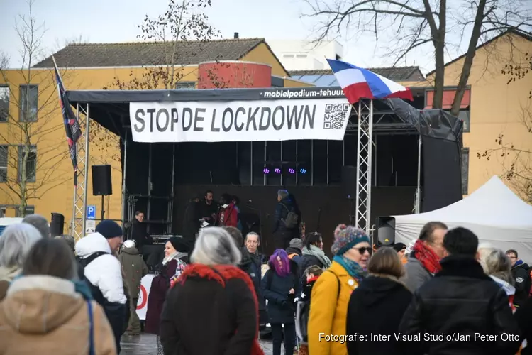 Eerste demonstranten tegen coronamaatregelen in Hilversum gearriveerd